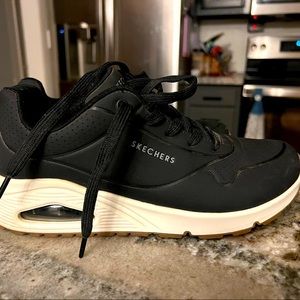 Sketchers black tennis shoes size 9